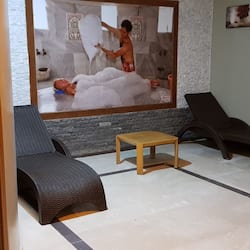 Sauna, tina de hidromasaje, baño de vapor y baño turco o hammam