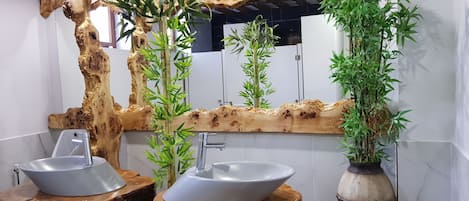 Douche, articles de toilette gratuits, sĂšche-cheveux, chaussons