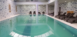 Innendørsbasseng og solsenger