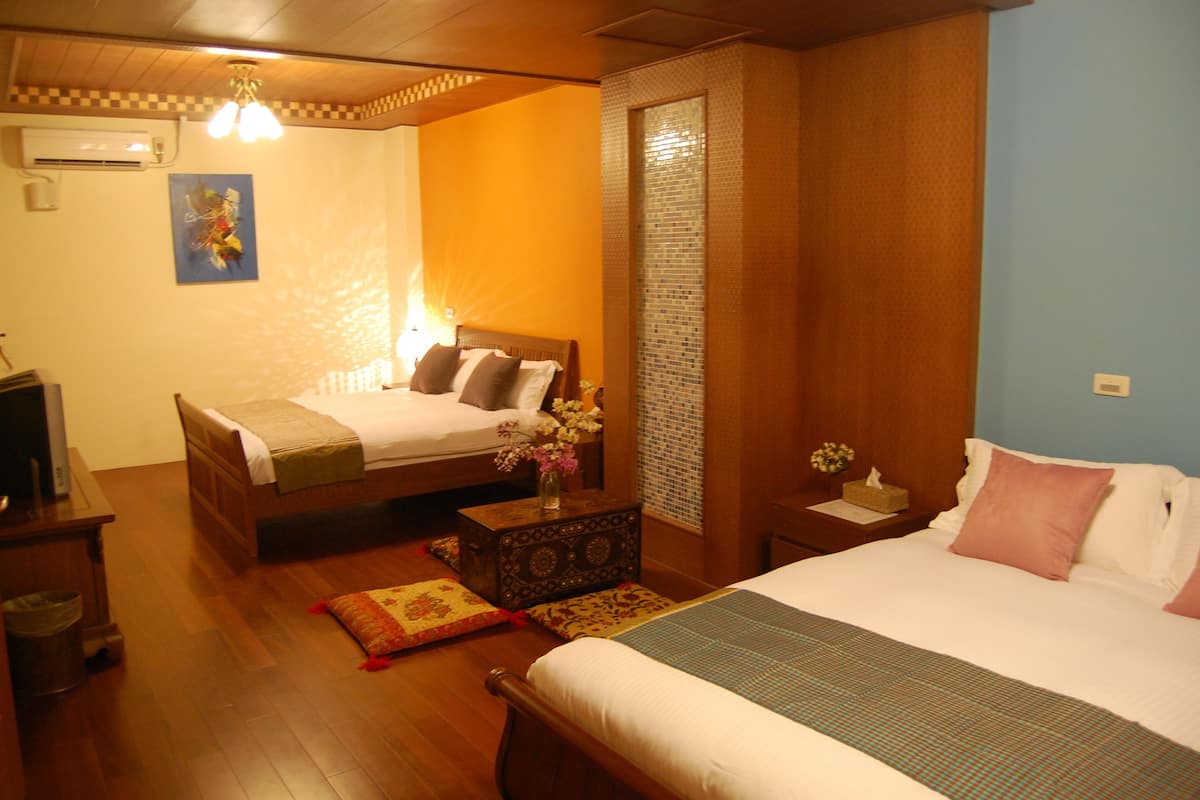 Comfort Quadruple Room | Desk, soundproofing, WiFi (free), bed sheets