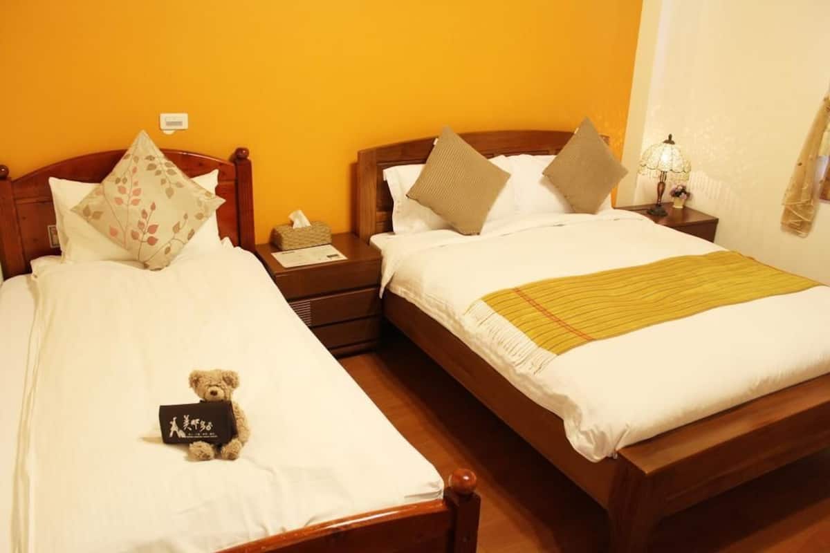 Habitación triple Confort | Escritorio, insonorización, wifi gratis y ropa de cama