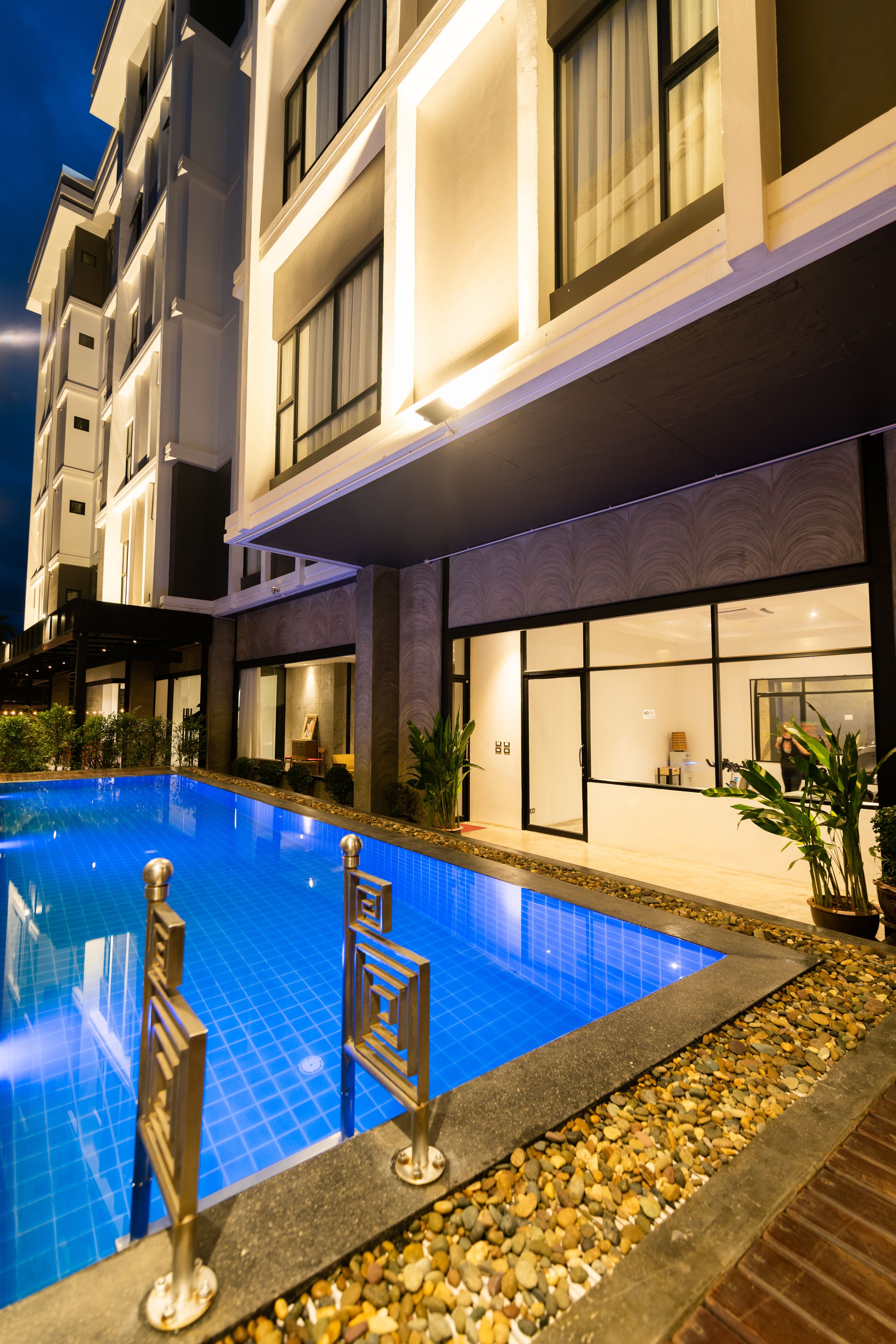 outdoor pool, pool loungers