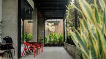 Una piscina al aire libre, sillones reclinables de piscina