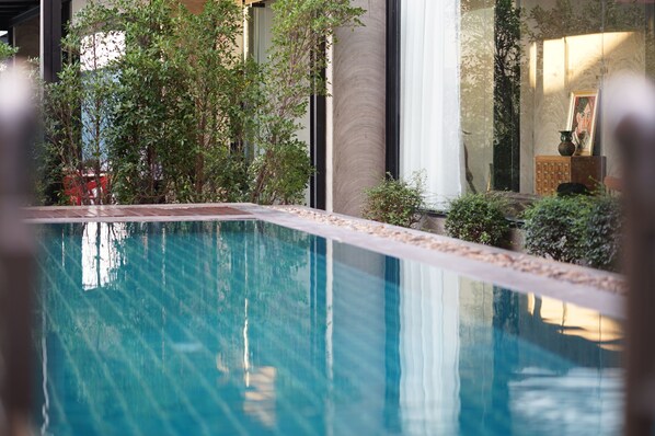 Outdoor pool, pool loungers - S2 Modern Boutique Hotel (Vientiane)