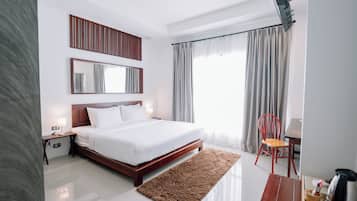 Classic King Bed | VÀrdeförvaringsskÄp pÄ rummet, skrivbord och strykjÀrn/strykbrÀda