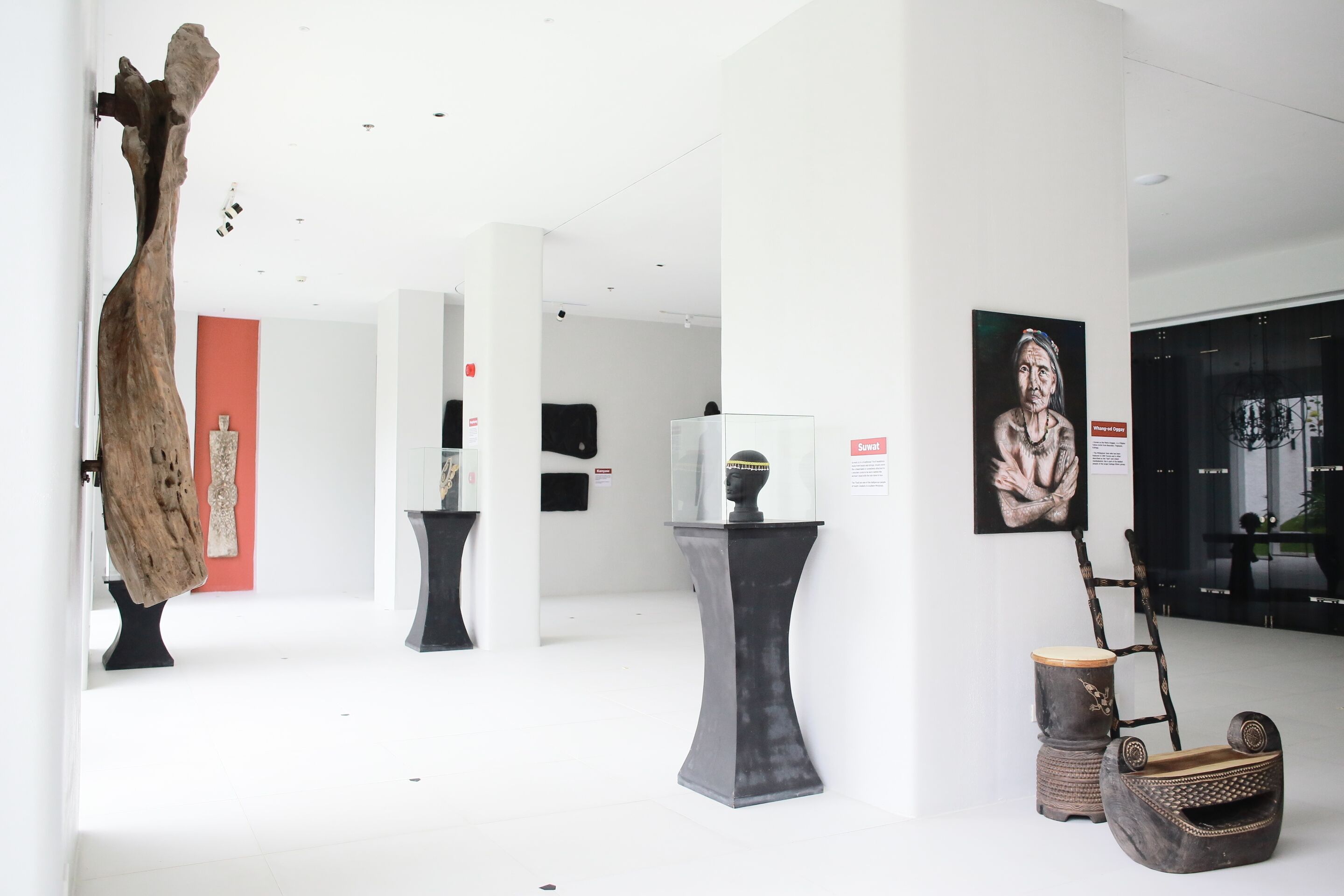 Una galería de arte con varias esculturas y pinturas exhibidas.