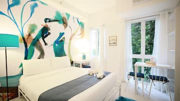 Deluxe Queen | Desk, laptop workspace, bed sheets, wheelchair access