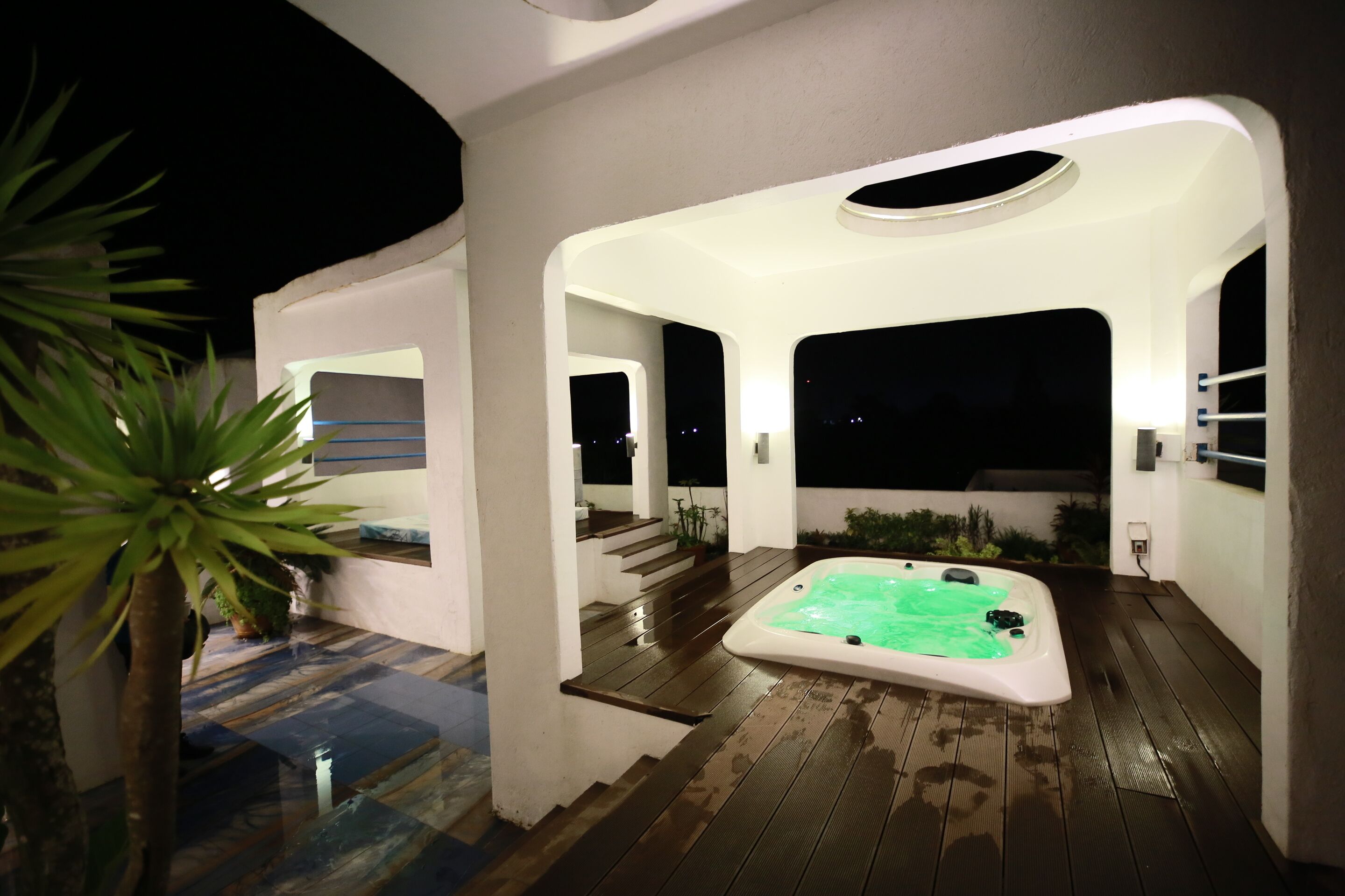 Outdoor spa tub