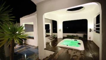 Outdoor spa tub