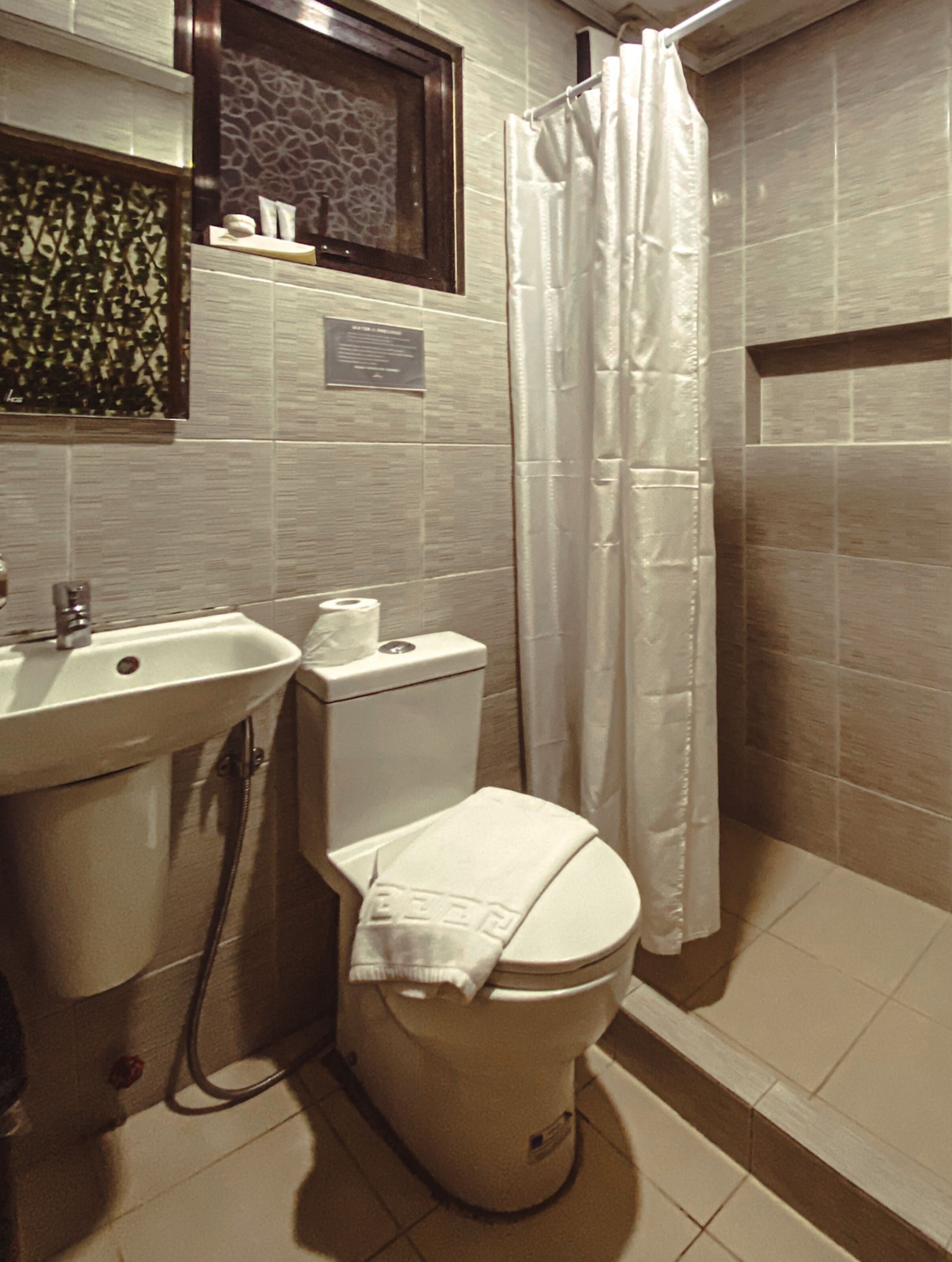 deluxe double room | bathroom | shower, free toiletries, slippers, bidet