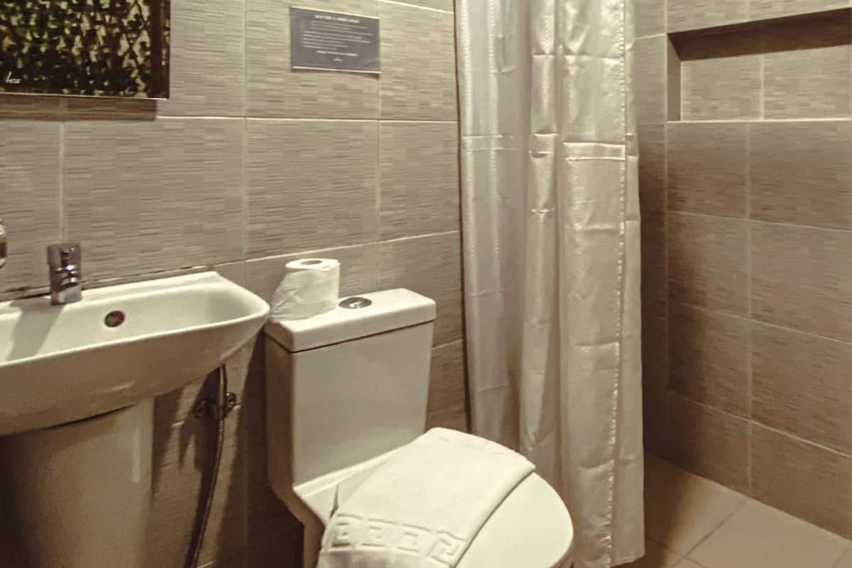 deluxe double room | bathroom | shower, free toiletries, slippers, bidet