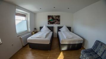 Apartamento, 2 habitaciones | Ropa de cama hipoalergénica, escritorio, wifi gratis y ropa de cama