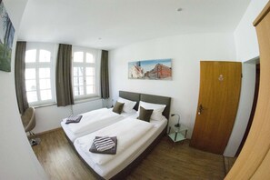 Ropa de cama hipoalergénica, escritorio, wifi gratis y ropa de cama