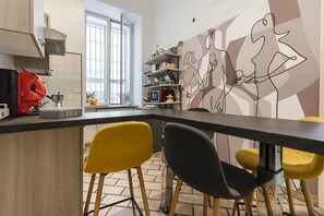 Réfrigérateur dans l'espace commun, micro-ondes, plaque de cuisson