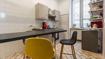 Superior trippelrum - flera sängar - icke-rökare - utsikt mot staden | Eget kök | Kyl i allmänt utrymme, mikrovågsugn, spishäll och espressobryggare