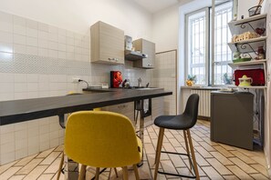 Tremannsrom – superior, flere senger, ikke-røyk, byutsikt | Eget kjøkken | Kjøleskap på fellesområdet, mikrobølgeovn, kokeplater og espressomaskin