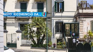 A building with a sign reading "ARDO. RICOMINCIO DA...". - B&B La Casa del Sole a Mergellina (Naples)