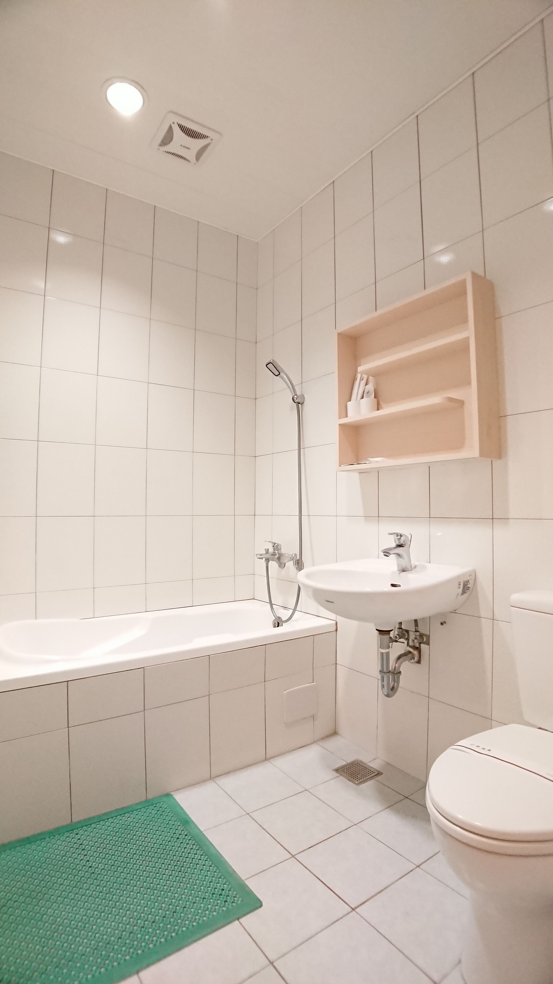 Un baño moderno con bañera, lavamanos e inodoro.