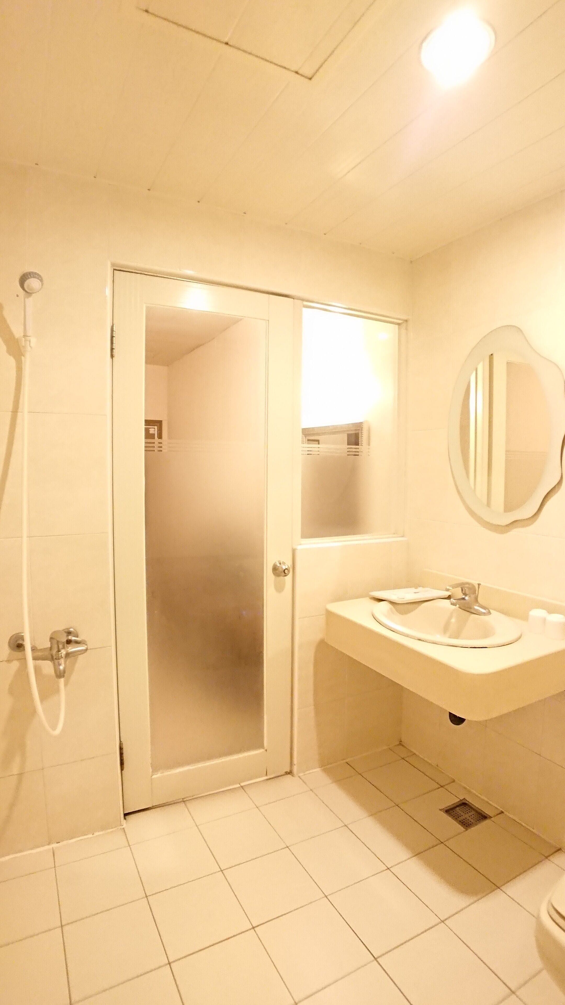 Cabezal de ducha tipo lluvia, secador de pelo, pantuflas, toallas