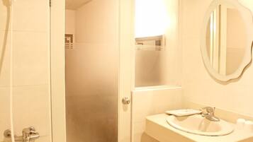 Dobbeltrom – business, 1 dobbeltseng, ikke-røyk | Bad | Regndusjhode, hårføner, tøfler og håndklær