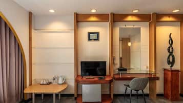 Habitación cuádruple Gallery, no fumadores | Cortinas opacas, sistema de insonorización, wifi gratis y ropa de cama