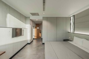 Deluxe Double Room, 1 Double Bed, Non Smoking | Blackout drapes, soundproofing, free WiFi, bed sheets - Hwa Nan Hotel (Tainan)
