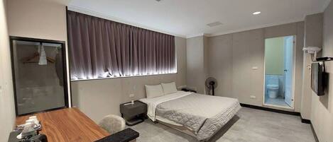 Dobbeltrom – deluxe, 1 dobbeltseng, ikke-røyk | Blendingsgardiner, lydisolert, wi-fi (inkludert) og sengetøy