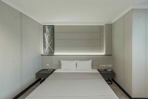 Deluxe Double Room, 1 Double Bed, Non Smoking | Blackout drapes, soundproofing, free WiFi, bed sheets - Hwa Nan Hotel (Tainan)