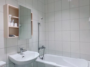 Douche à « effet pluie », sèche-cheveux, chaussons, serviettes fournies