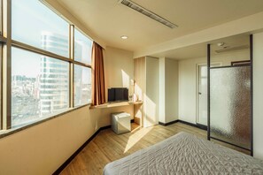 Deluxe Double Room, 1 Double Bed, Non Smoking | Blackout drapes, soundproofing, free WiFi, bed sheets - Hwa Nan Hotel (Tainan)
