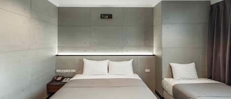 Chambre Triple Standard, non-fumeurs | Rideaux occultants, chambres insonorisées, Wi-Fi gratuit, draps fournis