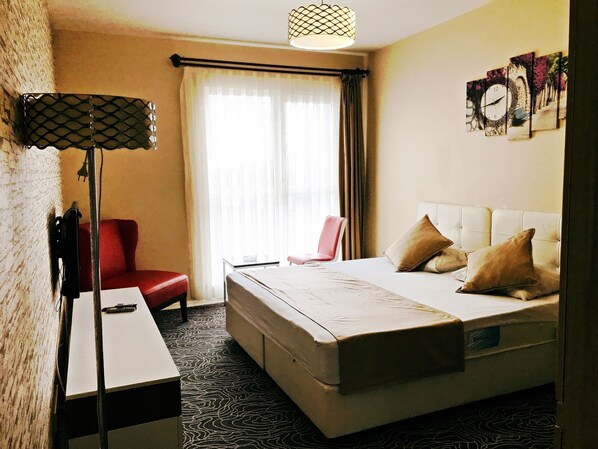 Hochwertige Bettwaren, Minibar, individuell dekoriert