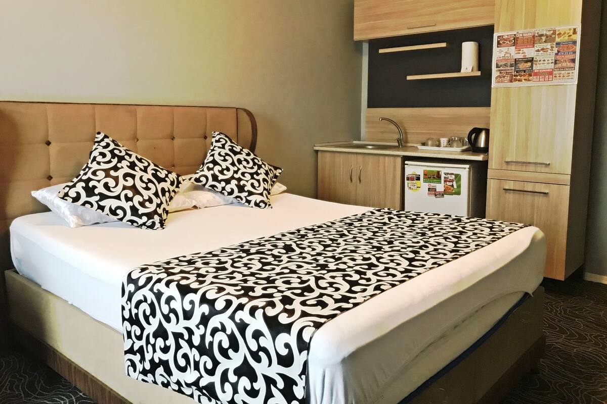 Premium bedding, minibar, blackout curtains, soundproofing