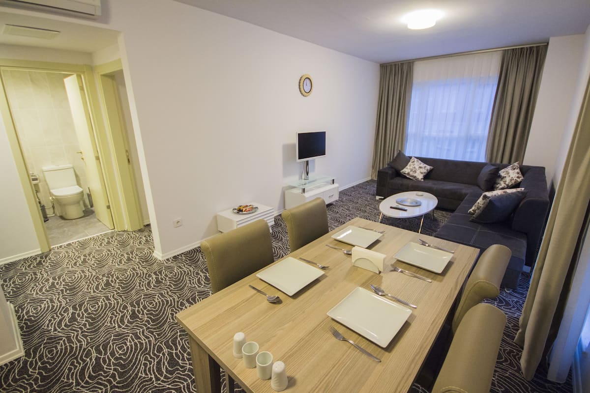 Superior-Apartment, Mehrere Betten, Raucher | Wohnzimmer | 102-Zoll-LED-Fernseher mit Premium-TV-Sendern, Fernseher