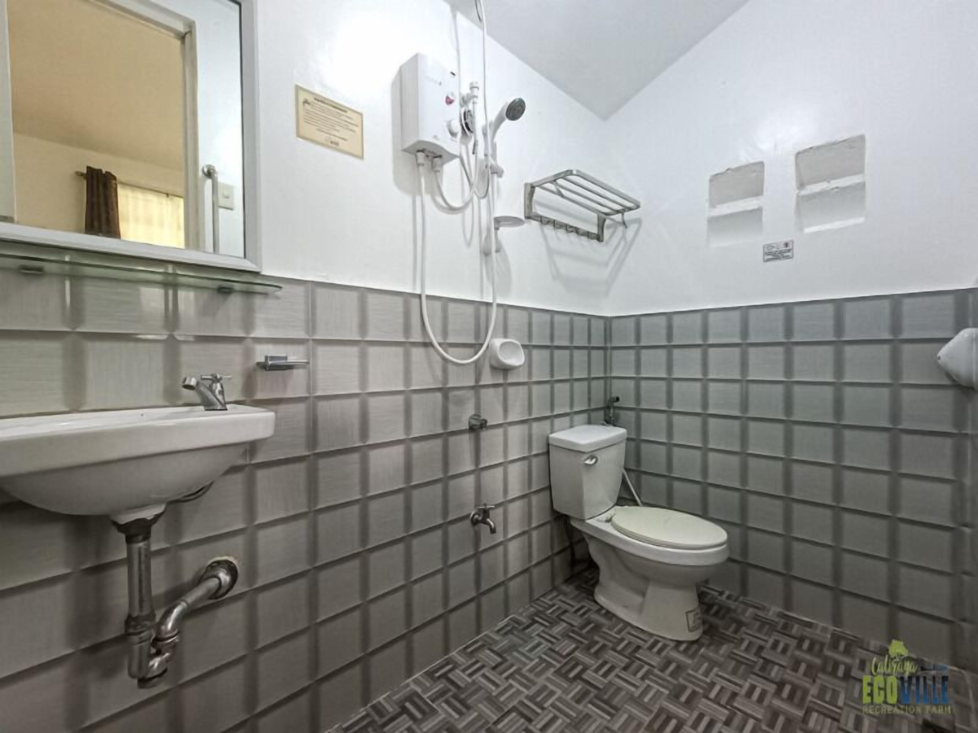 cottage | bathroom | shower, free toiletries, towels