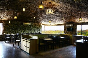 Menyajikan masakan vegetarian