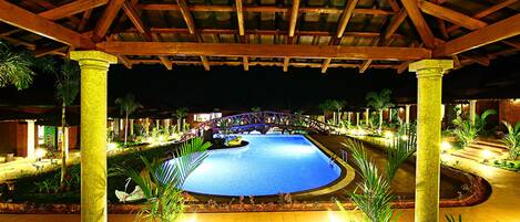 Una piscina al aire libre