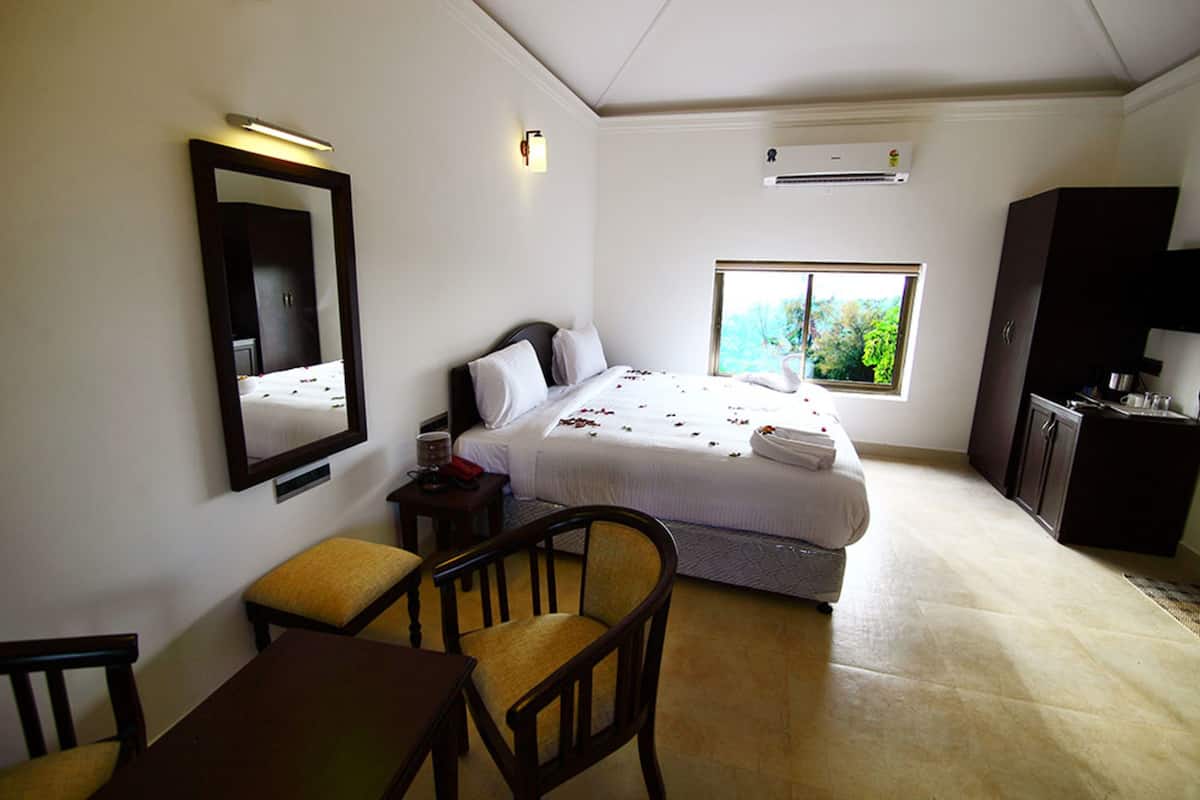 1 quarto, cofres nos quartos, escrivaninha, cortinas blackout