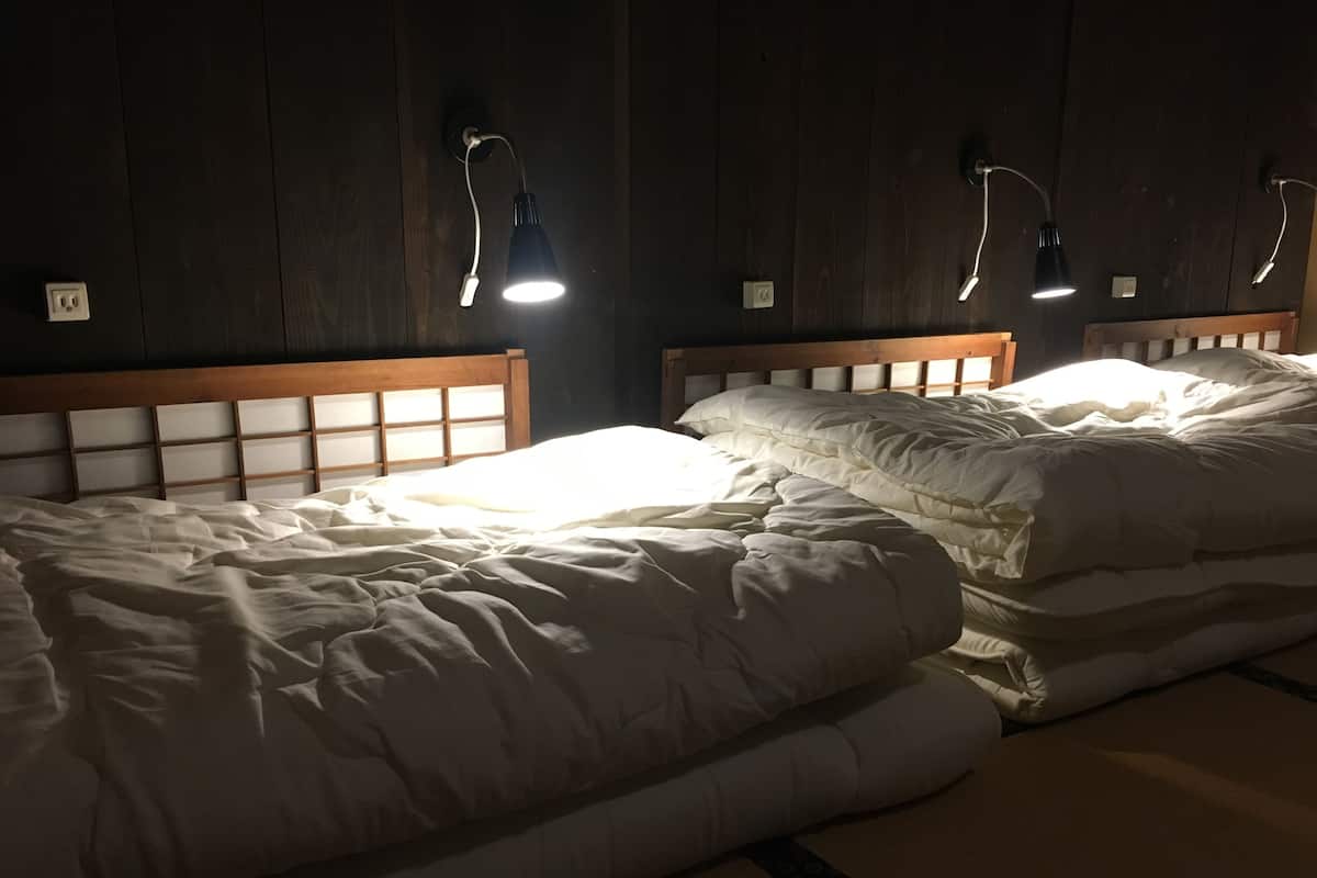 Slaapzaal, alleen voor mannen (Japanese Style Room) | Donzen dekbedden, individueel gemeubileerd, een bureau