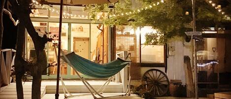 Fassade der Unterkunft – Abend/Nacht