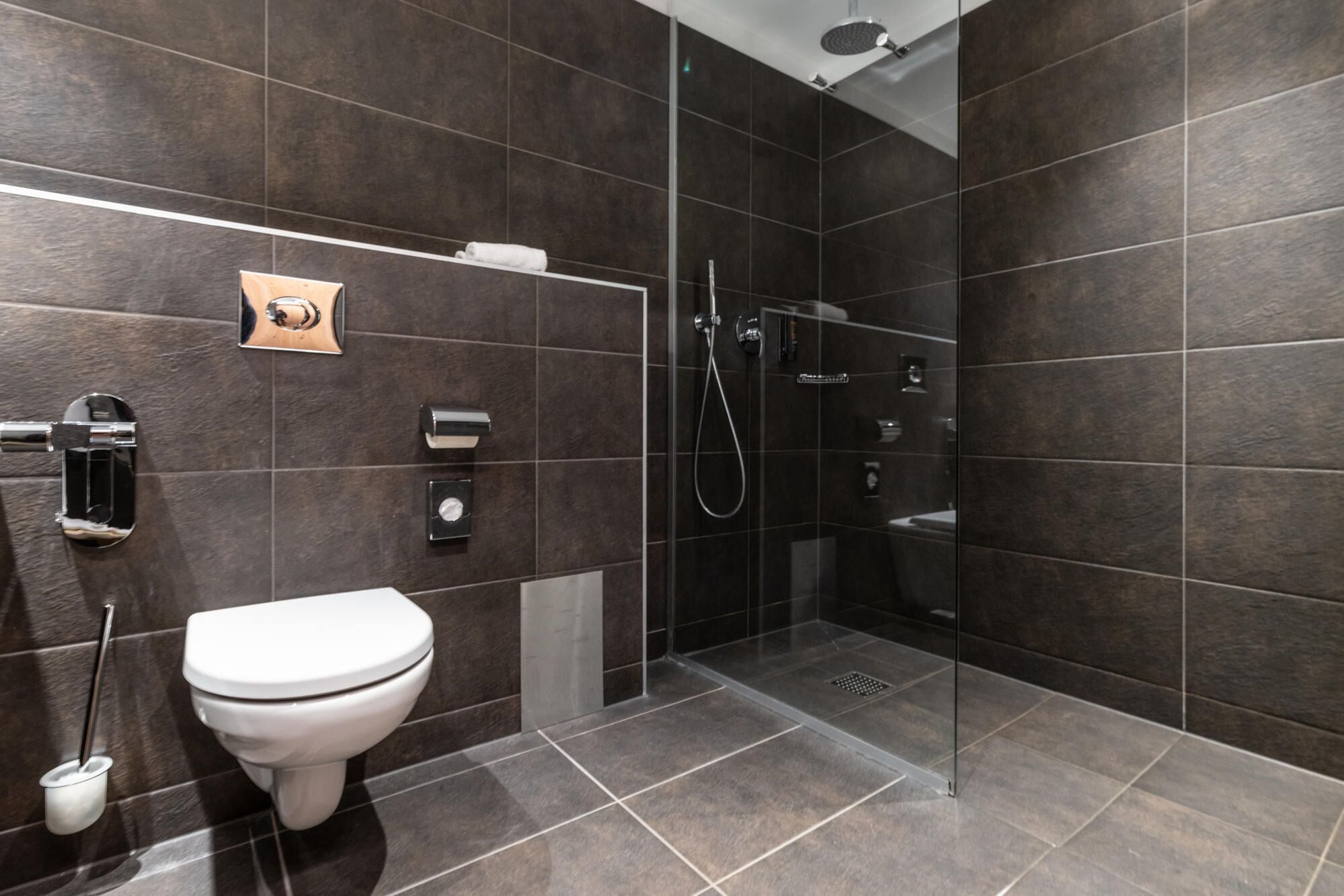 Ducha, secador de pelo, batas, bidet