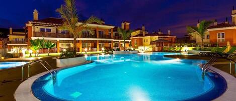 Una piscina al aire libre (de 08:00 a 22:00), sombrillas, tumbonas