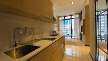 Fridge, oven, stovetop, coffee/tea maker