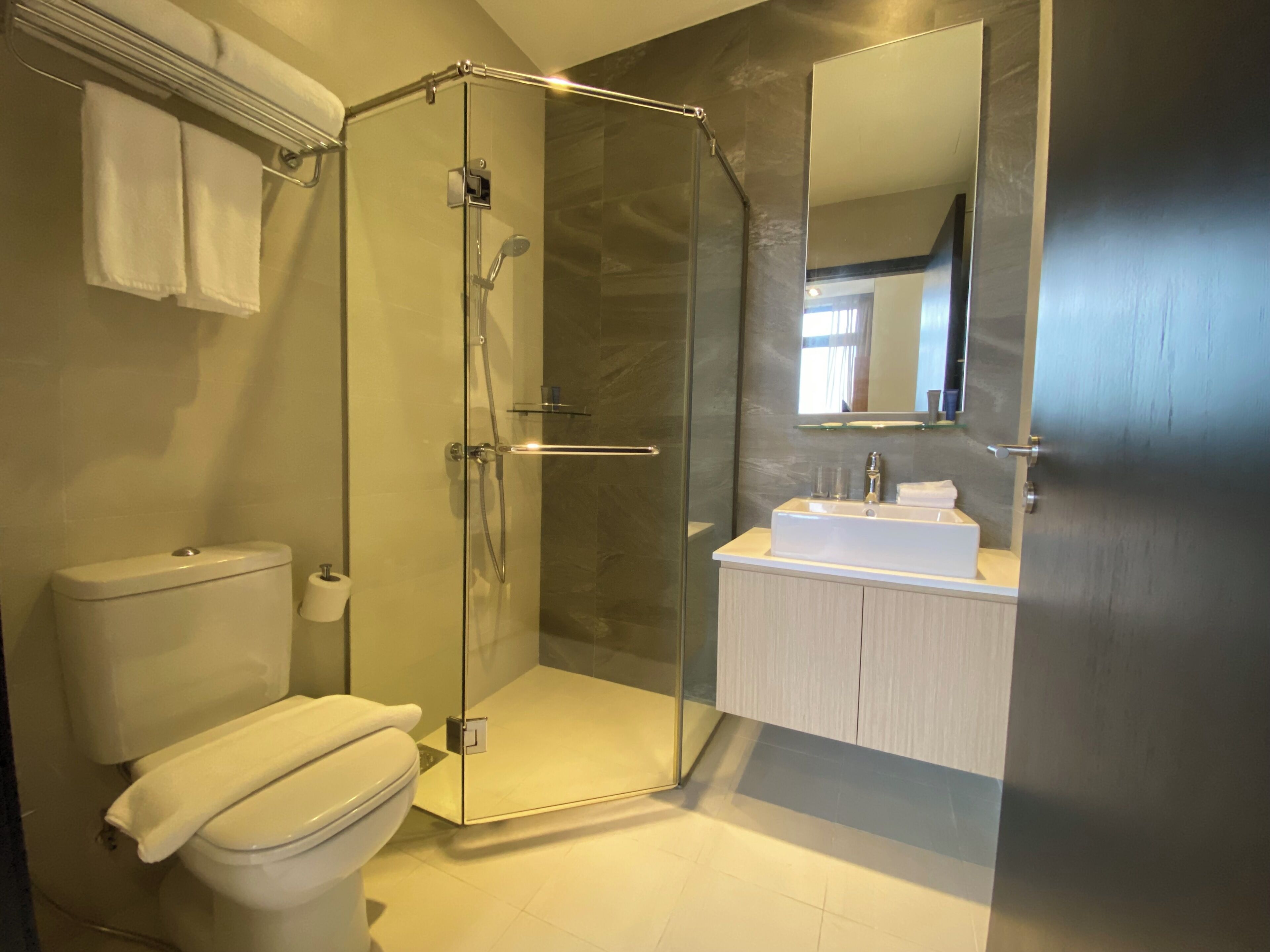 Two Bedroom Premier with Balcony | Badezimmer