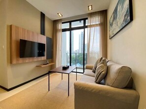 40-tommers LED-tv med kabelkanaler, tv