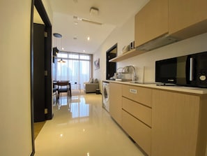 Two Bedroom Deluxe with Balcony | Yksityinen keittiö | Jääkaappi, uuni, liesi, kahvin-/teenkeitin