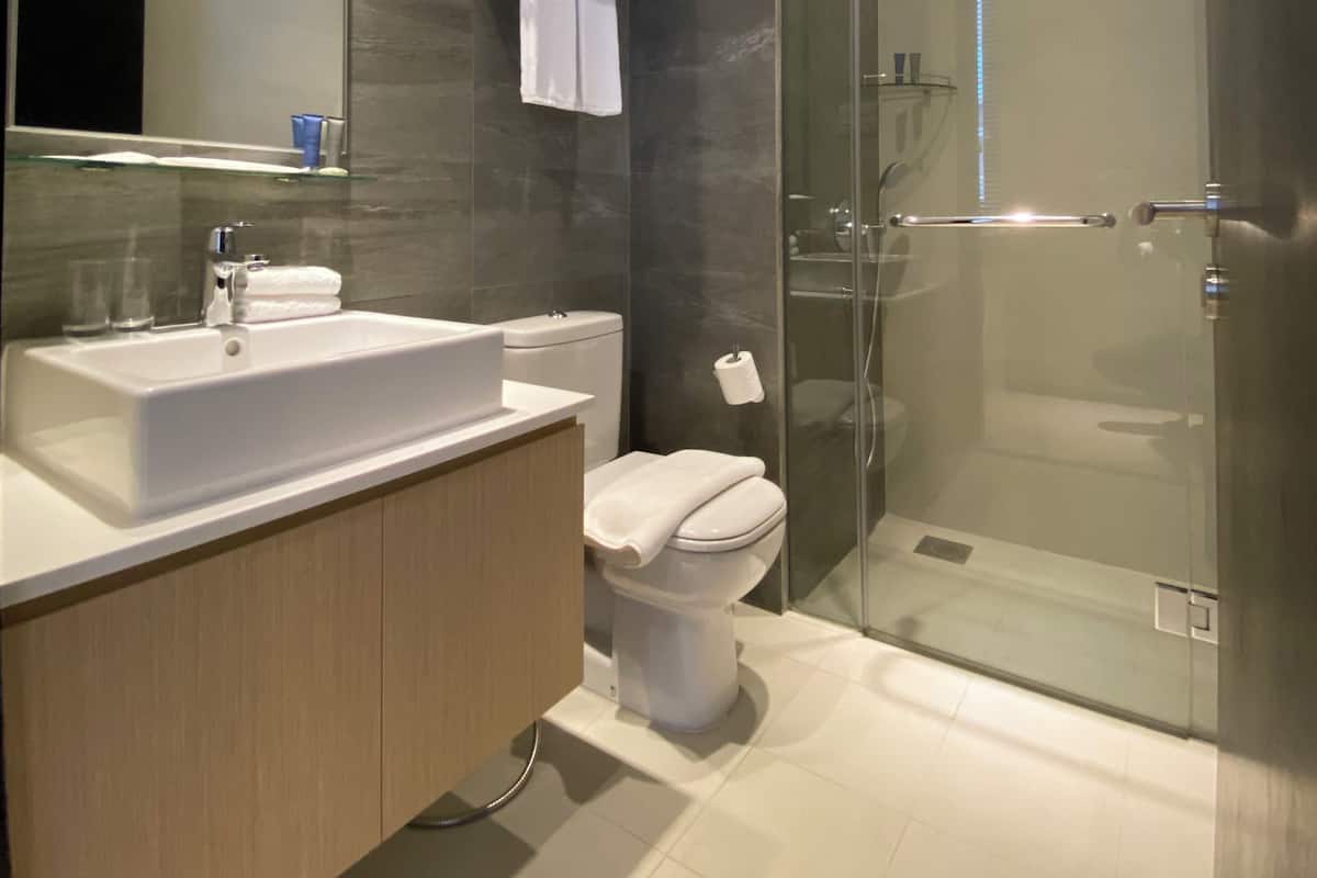 One Bedroom Premier with Balcony | Bad | Dusj, toalettartikler (inkludert), hårføner og håndklær