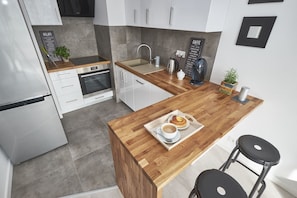 Apartment | Private kitchenette | Fridge, oven, stovetop, dishwasher - M&R Apartament Mokka Konstruktorska (Warsaw)