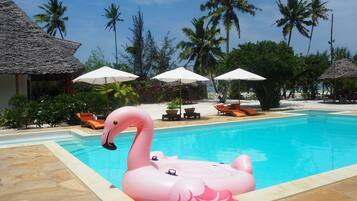 2 restauranter, frokost serveres, lokale og internasjonale retter