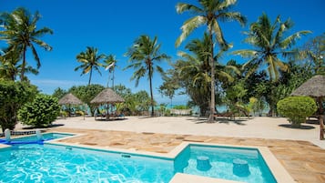 Piscine extérieure, parasols de plage, chaises longues